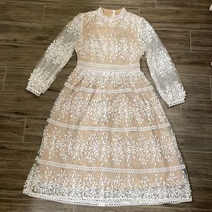 This elegant IVY CITY CO dress size medium is a must add to your wardrobe!